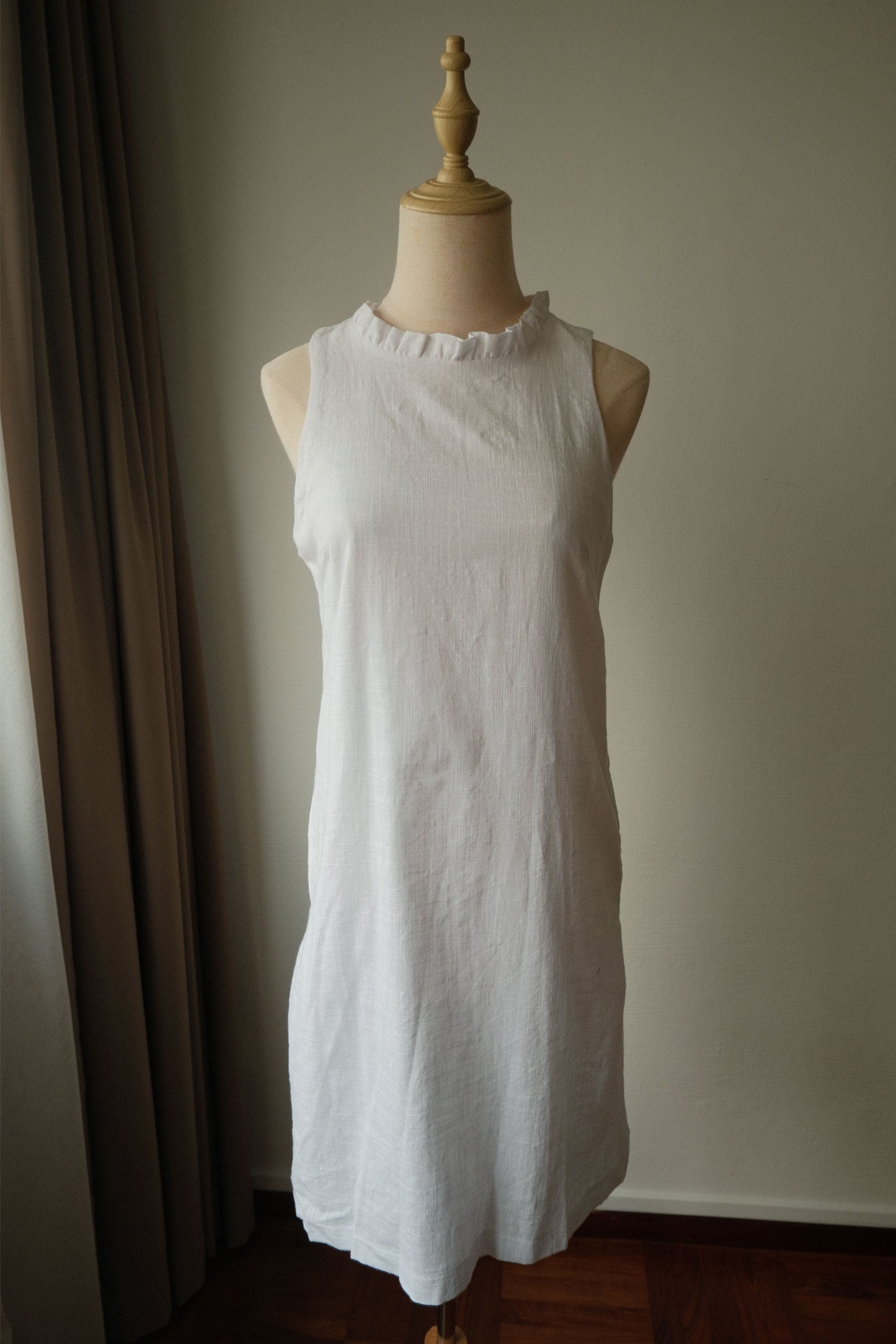 Nowadays Dress in white linen (sample, size S)